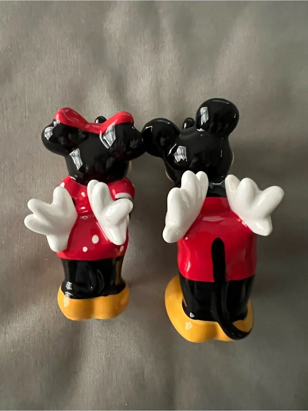 Disney Minnie & Mickey Ceramic Kissing Salt and Pepper Shakers